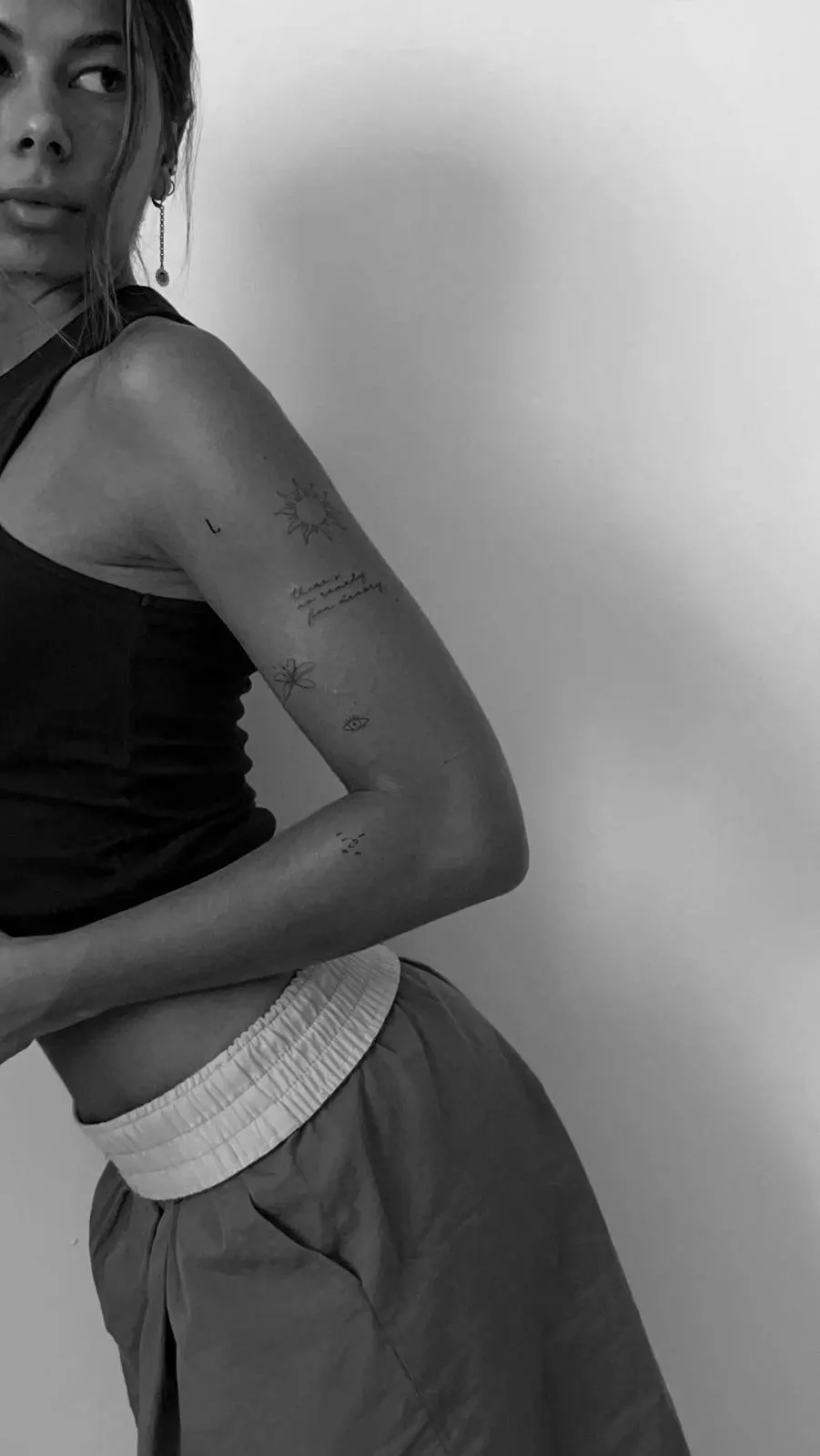 Editorial Frau Fine Line Tattoo Kollektion Arm schwarz weiss Sinkply Zürich